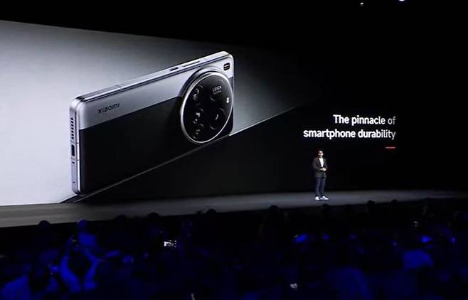 [바르셀로나(스페인)=뉴시스]다니엘 데자르레이 샤오미 커뮤니케이션 디렉터가  2일(현지 시간) 스페인 바르셀로나에서 열린 신제품 출시 행사에서 샤오미15 울트라에 대해 소개하고 있다. (사진=샤오미 유튜브 캡처) *재판매 및 DB 금지