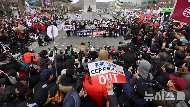 [서울=뉴시스] 이영환 기자 = 전국탄핵반대청소년연합 소속 청소년들이 3일 오후 서울 종로구 광화문광장 이순신 동상 앞에서 윤석열 대통령 탄핵반대 전국 중고교생 시국선언을 하고 있다. 2025.03.03. 20hwan@newsis.com