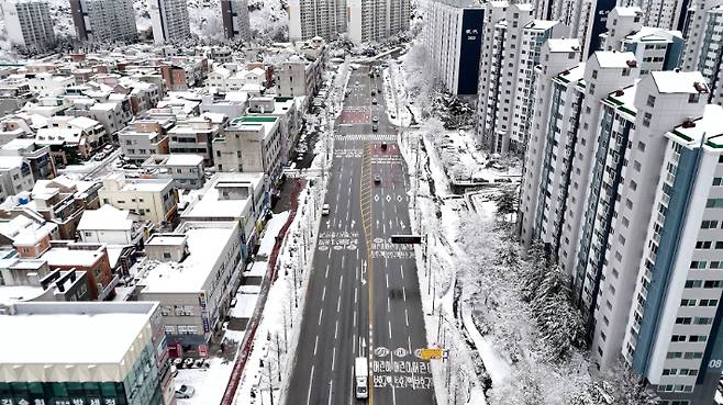 밤사이 많은 눈이 내린 3일 오전 강릉시 주요 도로의 제설작업이 이뤄진 모습. 강릉시 제공