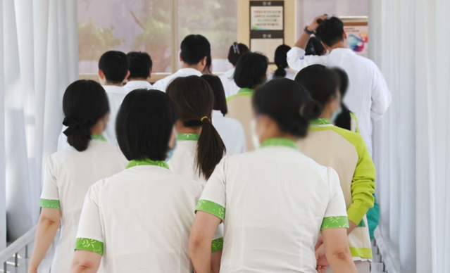 2024년 8월28일 간호법 제정안이 국회 본회의를 통과한 날 서울의 한 대형 병원에서 간호사들이 걸어가고 있다. 연합뉴스