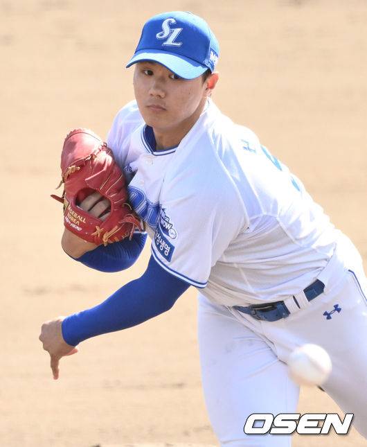 [OSEN=오키나와(일본), 조은정 기자]2일(한국시간) 일본 오키나와 온나손 아카마 구장에서 삼성 라이온즈와 KIA 타이거즈의 연습경기가 열렸다.삼성 선발은 후라도, KIA는 올러를 선발 투수로 내세웠다.7회초 삼성 배찬승이 역투하고 있다. 2025.03.02 /cej@osen.co.kr