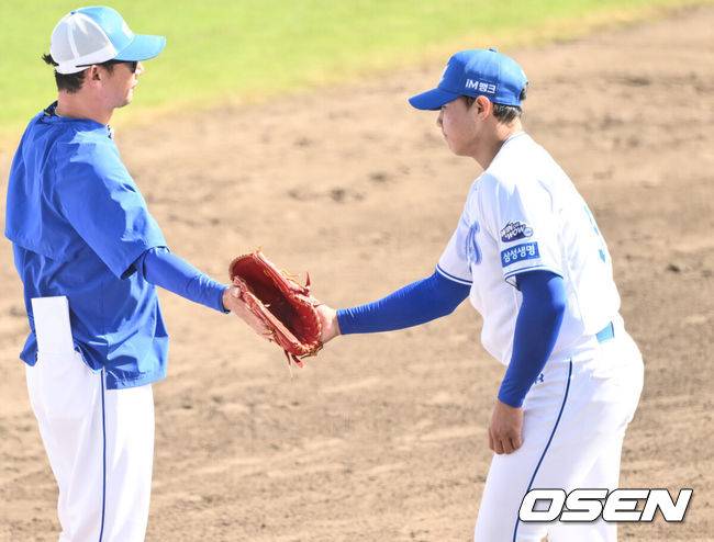 [OSEN=오키나와(일본), 조은정 기자]2일(한국시간) 일본 오키나와 온나손 아카마 구장에서 삼성 라이온즈와 KIA 타이거즈의 연습경기가 열렸다.삼성 선발은 후라도, KIA는 올러를 선발 투수로 내세웠다.7회초 무실점 피칭을 선보인 삼성 배찬승이 더그아웃으로 향하고 있다. 2025.03.02 /cej@osen.co.kr