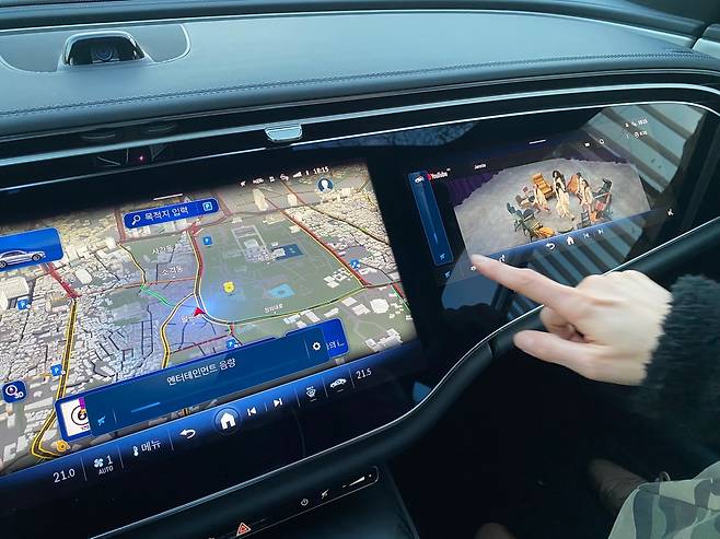 벤츠 E클래스에 처음 적용된 MBUX 하퍼스크린. 대시보드에 계기판, 중앙 디스플레이, 조수석 디스플레이로 구성돼 동승자에게도 편의를 제공한다.