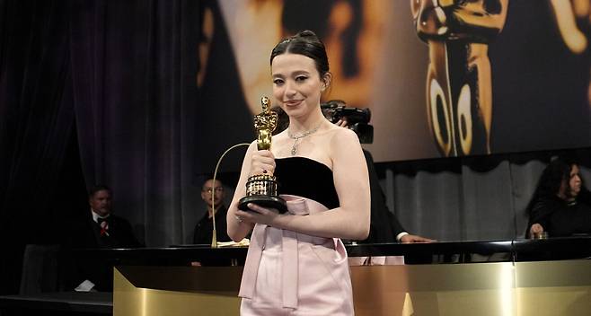 마이키 매디슨이 2일 미국 로스앤젤레스에서 열린 아카데미 시상식에서 여우주연상을 수상한 후 오스카 트로피를 들어 보이고 있다. 로스앤젤레스=AP연합뉴스