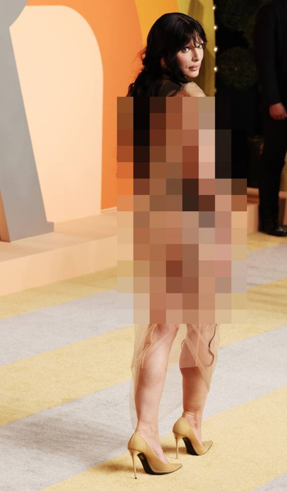 배우 줄리아 폭스가 알몸이 투명하게 비치는 복장으로 2일(현지시간) 미국 캘리포니아주 베벌리 힐스에서 열린 2025 베니티 페어 오스카 파티에 참석하고 있다. 2025.3.2 베벌리 힐스 EPA 연합뉴스