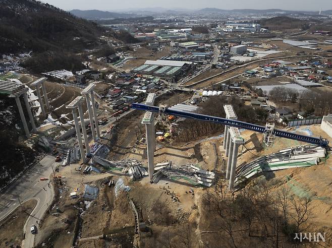 이날 사고로 현장에서 일하던 노동자 10명 중 4명이 사망하고 6명이 병원으로 이송되었다. 드론으로 본 사고 현장 모습. ⓒ시사IN 이명익