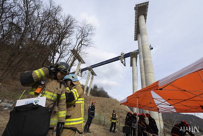 2월25일 오전 경기도 안성시 서운면 산평리 소재 고속국도 제29호선 세종~안성 간 건설공사(9공구) 청룡천교 건설 현장에서 교량 연결작업 중 교각에 올려놓았던 상판이 무너지는 사고가 발생한 가운데 소방관들이 수색 작업을 하고 있다. ⓒ시사IN 이명익