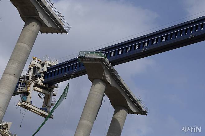 사고 현장에 철제 빔을 이동시키는 런처 장비가 남아 있다. 이 장비로 공사 교각 상판에 철제 빔을 올려두는 작업을 하던 중 사고가 발생했다. ⓒ시사IN 이명익