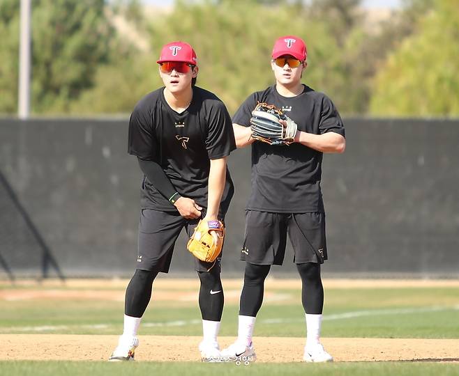 KIA 윤도현(오른쪽)과 김도영이 스프링캠프에서 같이 내야 수비 훈련하고 있다. KIA 타이거즈 제공