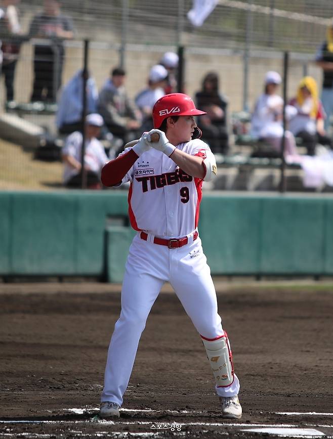 KIA 윤도현이 일본 오키나와 스프링캠프에서 열린 연습경기에서 타격하고 있다. KIA 타이거즈 제공