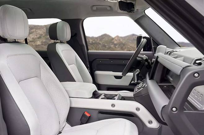 랜드로버 뉴 디펜더 130 P400 X Dynamic HSE 실내