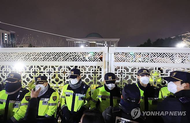 비상계엄 선포 뒤 출입 통제되는 국회 (서울=연합뉴스) 신현우 기자 = 윤석열 대통령이 비상계엄을 선포한 가운데 지난해 12월 4일 서울 여의도 국회 정문을 경찰이 통제하고 있는 모습 [연합뉴스 자료사진]
