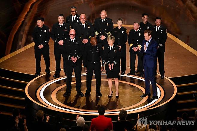 2일 오스카 시상식에 참석한 LA 소방관들 [AFP=연합뉴스. 재판매 및 DB 금지]
