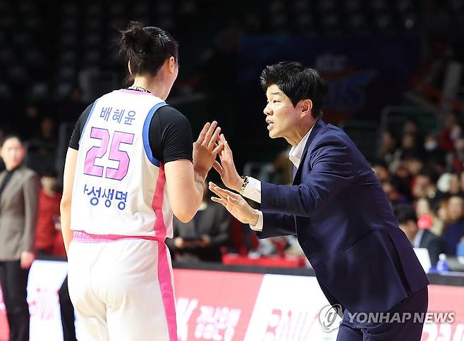 삼성생명 하상윤 감독 작전 지시 (부산=연합뉴스) 강선배 기자 = 3일 오후 부산 사직체육관에서 열린 하나은행 2024~2025여자프로농구 플레이오프 1차전 부산 BNK 썸과 용인 삼성생명 블루밍스의 경기. 삼성생명 하상윤 감독이 배혜윤에게 작전 지시하고 있다. 2025.3.3 sbkang@yna.co.kr