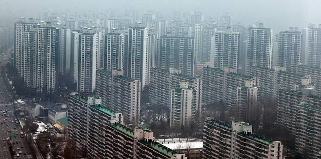 지난 13일 토지거래허가 해제구역으로 발표된 서울 잠실 리센츠 아파트 단지 모습. 그 아래로 재건축 추진 기대에 따른 투기 과열 우려가 있어 현행 유지하기로 한 잠실 주공 5단지가 보인다. (사진=연합뉴스)