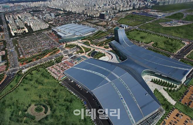 경기 고양 킨텍스가 3전시장 건립을 위해 이달 17일부터 1전시장 주차장(사진 왼쪽 위) 운영을 전면 중단한다. (사진=킨텍스)