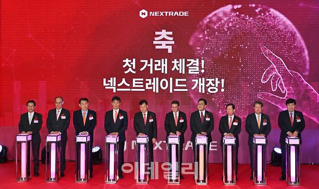 정은보(왼쪽 세 번째부터) 한국거래소 이사장, 이복현 금감원장, 윤한홍 국회 정무위원장, 김학수 넥스트레이드 대표, 김병환 금융위원장, 서유석 금융투자협회장을 비롯한 내빈들이 4일 오전 서울 여의도 금융투자센터빌딩에서 열린 국내 최초 대체거래소(ATS) ‘넥스트레이드(NXT)’ 개장식에서 개장 기념 세리머니를 하고 있다. (사진=이데일리 방인권 기자)