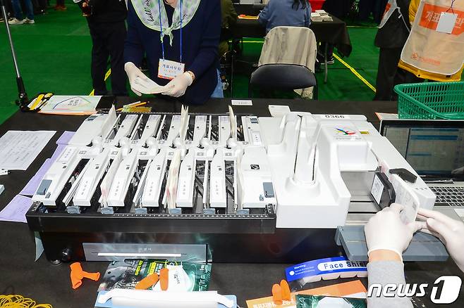 제21대 국회의원선거 투표가 종료된 15일 오후 광주 서구 염주동 염주종합체육관에 설치된 서구 개표소에서 개표사무원들이 투표지분류기를 이용해 개표작업을 하고 있다. 2020.4.15/뉴스1 ⓒ News1 한산 기자