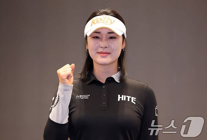미국여자프로골프(LPGA)에 진출하는 프로골퍼 윤이나 프로가 26일 서울 여의도 CCMM빌딩 루나미엘레 컨벤션에서 열린 기자간담회에서 파이팅을 하고 있다. 2024.12.26/뉴스1 ⓒ News1 김성진 기자