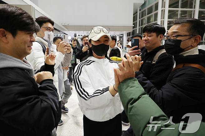 미국여자프로골프(LPGA)에 진출하는 프로골퍼 윤이나 프로가 19일 오전 인천국제공항 제2터미널을 통해 애틀란타로 출국에 앞서 팬들과 인사를 하고 있다. 2025.1.19/뉴스1 ⓒ News1 김진환 기자