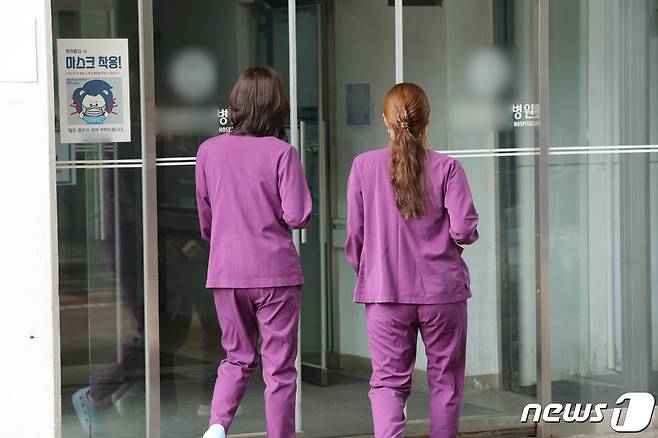 서울의 한 대학병원에서 간호사들이 이동하고 있다. 2024.2.27/뉴스1 ⓒ News1 장수영 기자
