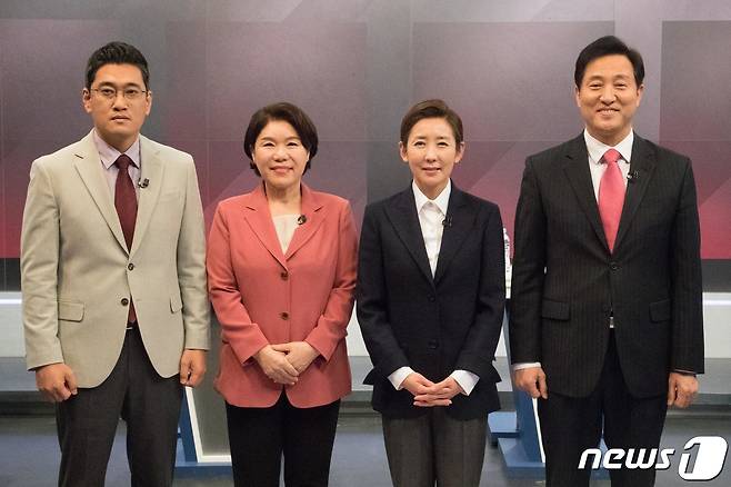 오신환(왼쪽부터), 조은희, 나경원, 오세훈 국민의힘 서울시장 예비후보가 2021년 3월 1일 오후 서울 중구 TV조선 스튜디오에서 열린 국민의힘 서울시장 경선후보 4인 비전합동토론을 앞두고 기념촬영을 하고 있다. 2021.3.1/뉴스1 ⓒ News1 국회사진취재단