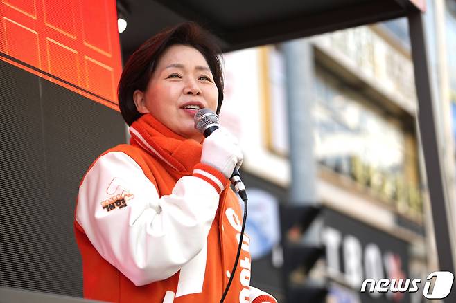 양향자 개혁신당 용인갑 후보가 1일 오전 경기 용인중앙시장에서 지지를 호소하고 있다. (개혁신당 제공) 2024.4.1/뉴스1
