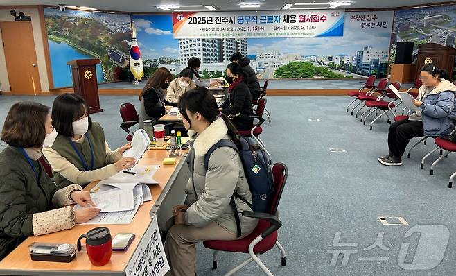 진주시 공무직 근로자 채용 시험 원서 접수 장면(진주시 제공. 재판매 및 DB금지).
