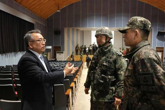 김종철 병무청장이 4일 경기 고양 제60보병사단 동원훈련장에서 신속 정확한 병력동원을 위해 부대관계자와 이야기를 나누고 있다. [사진=병무청]