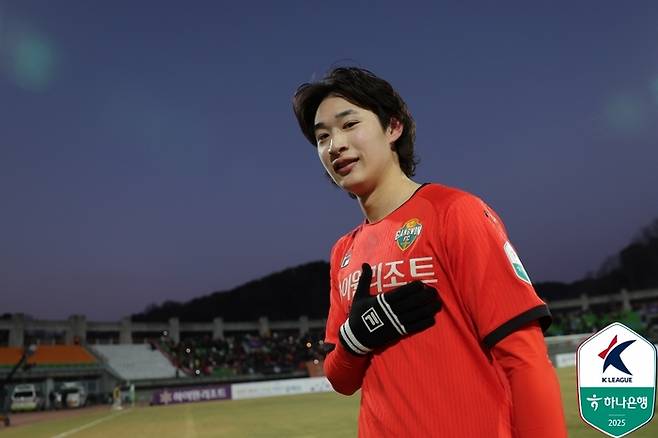 강원FC의 이지호가 23일 춘천에서 열린 포항 스틸러스와의 경기를 마친 후 사진 촬영을 하고 있다. 제공 | 한국프로축구연맹