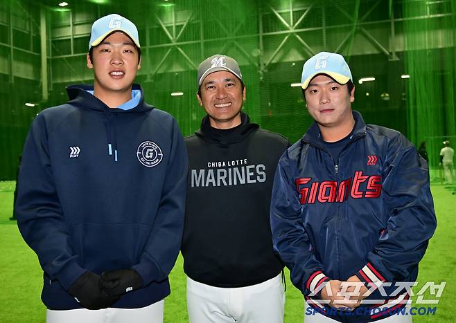 28일 일본 미야자키 미야코노조 야구장에서 열린 롯데 자이언츠와 지바 롯데 마린스의 교류전. 롯데 이민석, 정현수가 지바 롯데 쿠로키 토모히로 1군 투수 코치와 포즈를 취하고 있다. 미야자키(일본)=박재만 기자pjm@sportschosun.com/2025.02.28/