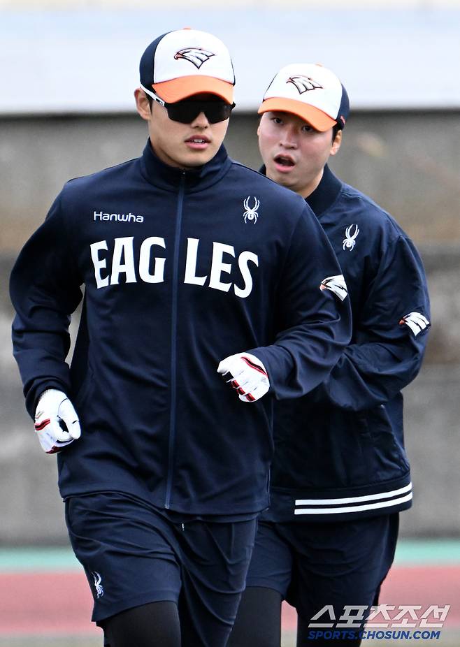 21일 일본 오키나와 온나손 아카마구장에서 한화 이글스가 스프링캠프 훈련을 펼쳤다. 문동주와 엄상백이 워밍업을 하고 있다. 오키나와(일본)=허상욱 기자 wook@sportschosun.com/2025.02.21/