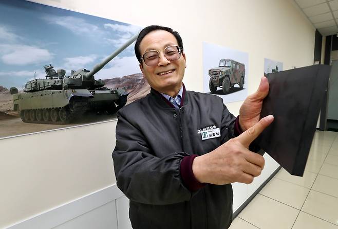 13일 경북 구미시 삼양컴텍 구미공장에서 김종일 대표가 본지와 인터뷰를 갖고 포즈를 취하고 있다. /신현종 기자