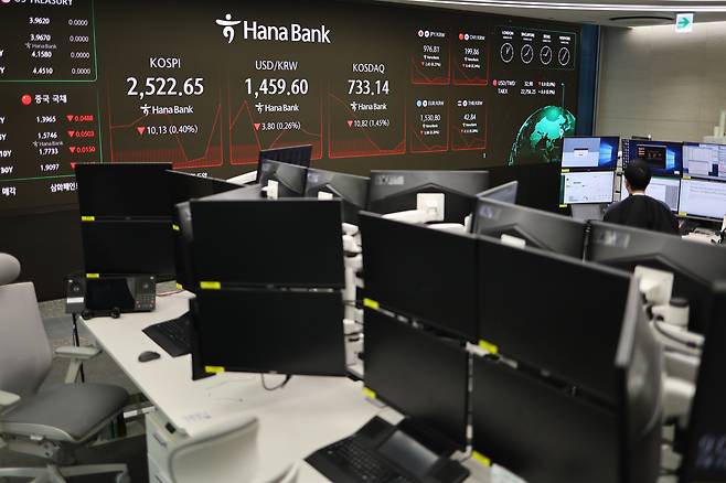 4일 서울 하나은행 본점 딜링룸. /연합뉴스