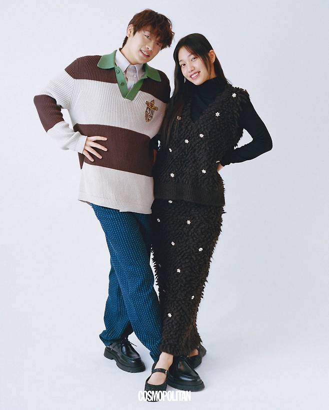 (히로키)니트 톱, 셔츠, 팬츠 모두 Fendi. 로퍼 Cos. (캐미)니트 베스트, 니트 롱스커트 모두 Eenk. 메리제인 슈즈 H&M, 터틀넥 에디터 소장품.