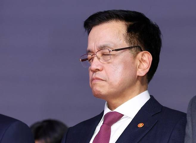 최상목 대통령 권한대행 부총리 겸 기획재정부 장관이 4일 서울 중구 동대문디자인플라자(DDP) 아트홀에서 열린 제59회 납세자의 날 기념식에서 묵념하고 있다. (대통령실통신사진기자단) ⓒ연합뉴스