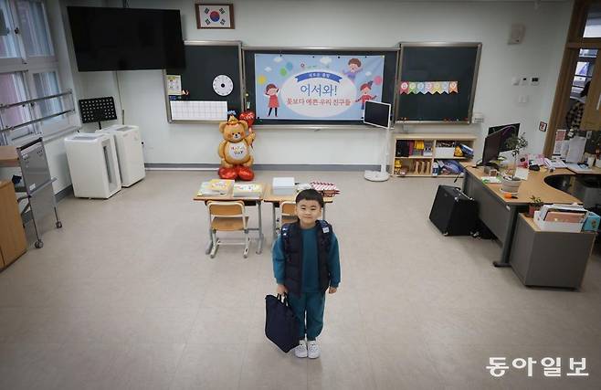 4일 오전 광주 광주중앙초등학교에서 올해 유일한 1학년 신입생 심의준 군(7)이 입학식을 마친 뒤 혼자 쓰게 될 교실에서 포즈를 취하고 있다. 1년 동안 동급생 없이 생활하게 될 심 군은 “혼자지만 괜찮다”라며 “다른 학년 형 누나들과 함께 놀고 싶다”라고 입학 소감을 말했다. 이날 행사에는 심 군의 가족들과 교장·담임 선생님 등 교직원들이 참여해 118년 학교 역사상 마지막이 될 수도 있는 입학식을 진행했다. 광주중앙초는 한때 전교생이 4000명대에 육박했지만 저출산 여파로 전교생이 23명으로 급감했다. 광주=박형기 기자 oneshot@donga.com