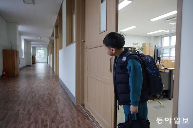 4일 오전 광주 광주중앙초등학교에서 올해 유일한 1학년 신입생 심의준 군(7)이 입학식을 마친 뒤 교실에 들어간 뒤 고개를 빼꼼히 내밀어 복도를 살피고 있다.  광주=박형기 기자 oneshot@donga.com