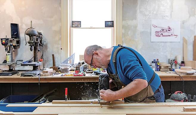 작업 중인 마크 엘리슨. /마크 엘리슨 홈페이지