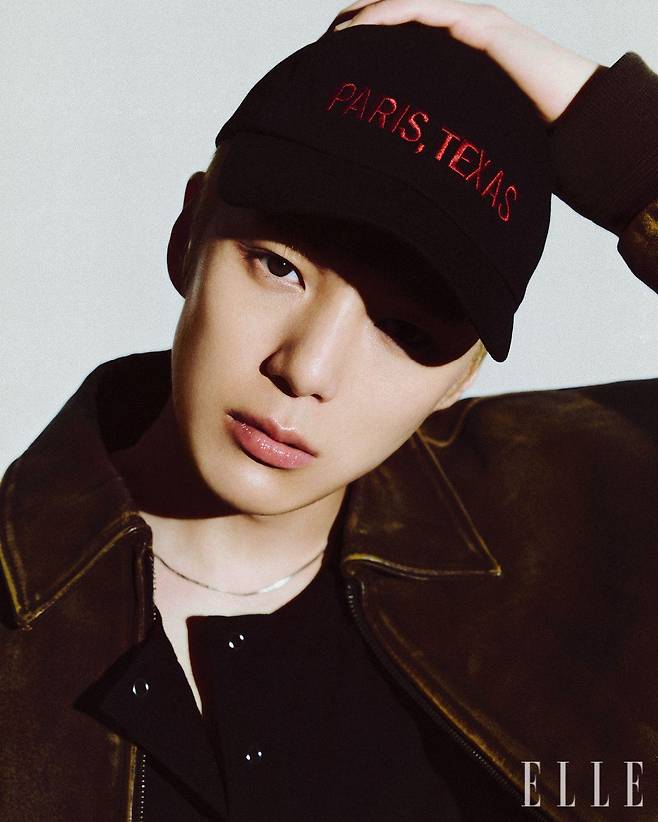 재킷과 볼 캡은 모두 Noice. 헨리넥 슬리브리스는 H&M. 네크리스는 스타일리스트 소장품.