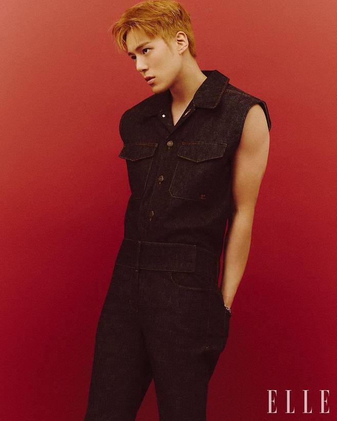 데님 베스트와 팬츠는 모두 Courrèges.