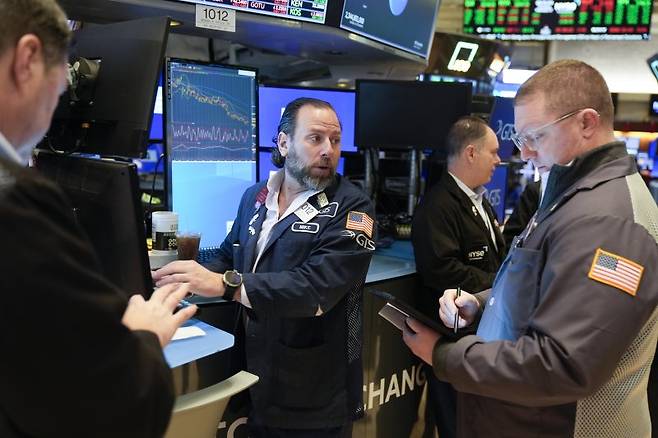 뉴욕 증시가 3월 첫 거래일인 3일(현지시간) 도널드 트럼프 미국 대통령의 관세 강행 충격 속에 패닉 매도세를 보였다. 엔비디아가 8.8% 폭락하는 등 M7 빅테크를 중심으로 투자자들이 주식들을 대거 내던진 가운데 나스닥지수는 2.6% 급락했다. AP 연합