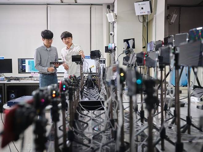 ETRI 연구진이 스마트폰 40여대를 실행시키면서 4Gbps 지원 5G 스몰셀 기지국 SW 기술의 성능을 시험하고 있다. ETRI 제공