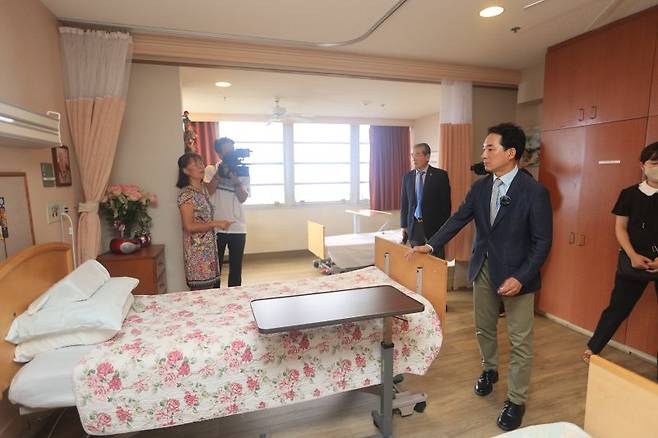 지난 2022년 마우나라니 요양병원을 찾은 박민식 전 국가보훈부 장관. 연합뉴스