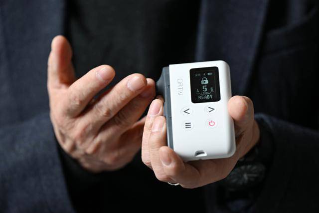 이영우 엠비트로 대표가 레이저를 이용해 고통 없이 채혈하는 혈당 측정기 '오티브'를 시연하고 있다. 장치를 손가락에 대고 살짝 누르면 10초 이내에 AI가 측정한 혈당값이 기기 화면에 표시된다. 박시몬 기자