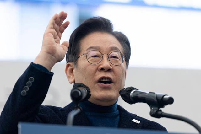 이재명 더불어민주당 대표가 지난 1일 오후 서울 종로구 안국동 사거리에서 열린 야5당 공동 윤석열 파면 촉구 범국민대회에서 연설하고 있다. 뉴스1