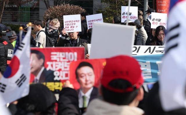 3일 서울 동작구 중앙대 정문에서 윤석열 대통령 탄핵 찬반 집회가 동시에 열리고 있다. 뉴스1