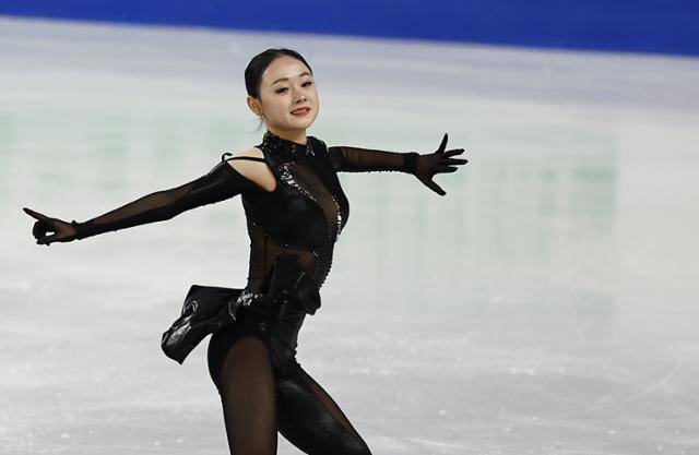 김채연이 지난달 21일 서울 양천구 목동 아이스링크에서 열린 2025 국제빙상경기연맹(ISU) 사대륙 피겨 선수권대회 여자 싱글 쇼트 프로그램에서 연기를 펼치고 있다. 연합뉴스