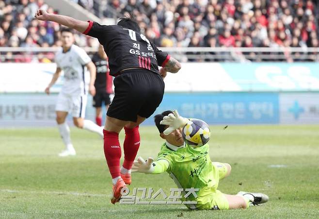 프로축구 '하나은행 K리그1 2025' 2라운드 FC서울과 김천상무의 경기가 3일 오후 서울 마포구 서울월드컵경기장에서 열렸다. 후반 최준의 문전 1대 1 상황에서 골키퍼 김동헌이 공을 막아내고 있다. 상암=김민규 기자 mgkim1@edaily.co.kr /2025.03.03/