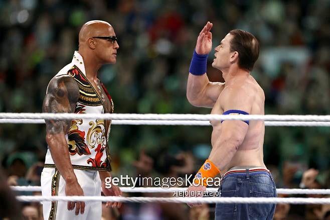 지난해 레슬매니아40에서 마주한 더 락과 존 시나. 당시 더 락은 악역 로만 레인즈를, 시나는 선역 코디 로즈를 돕기 위해 나와 맞붙었으나, 1년 뒤 시나의 충격적인 턴 힐과 함께 손을 맞잡았다. 게티이미지